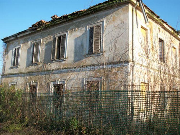 Ex-stazione di Annone Veneto, abbandonata e fatiscente (M. Figus, 2010).jpg